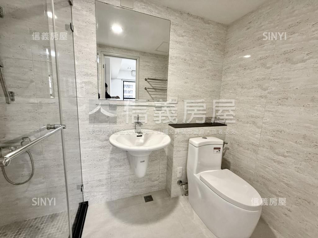 美麗的新悅城三房平車房屋室內格局與周邊環境