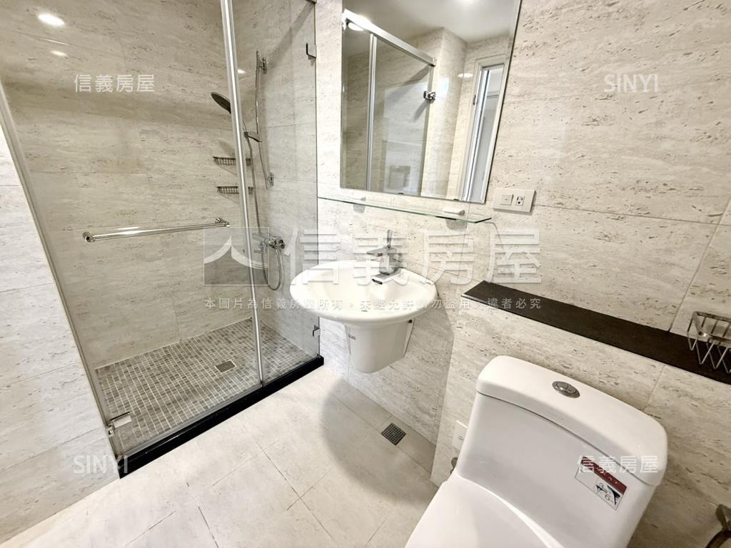 美麗的新悅城三房平車房屋室內格局與周邊環境