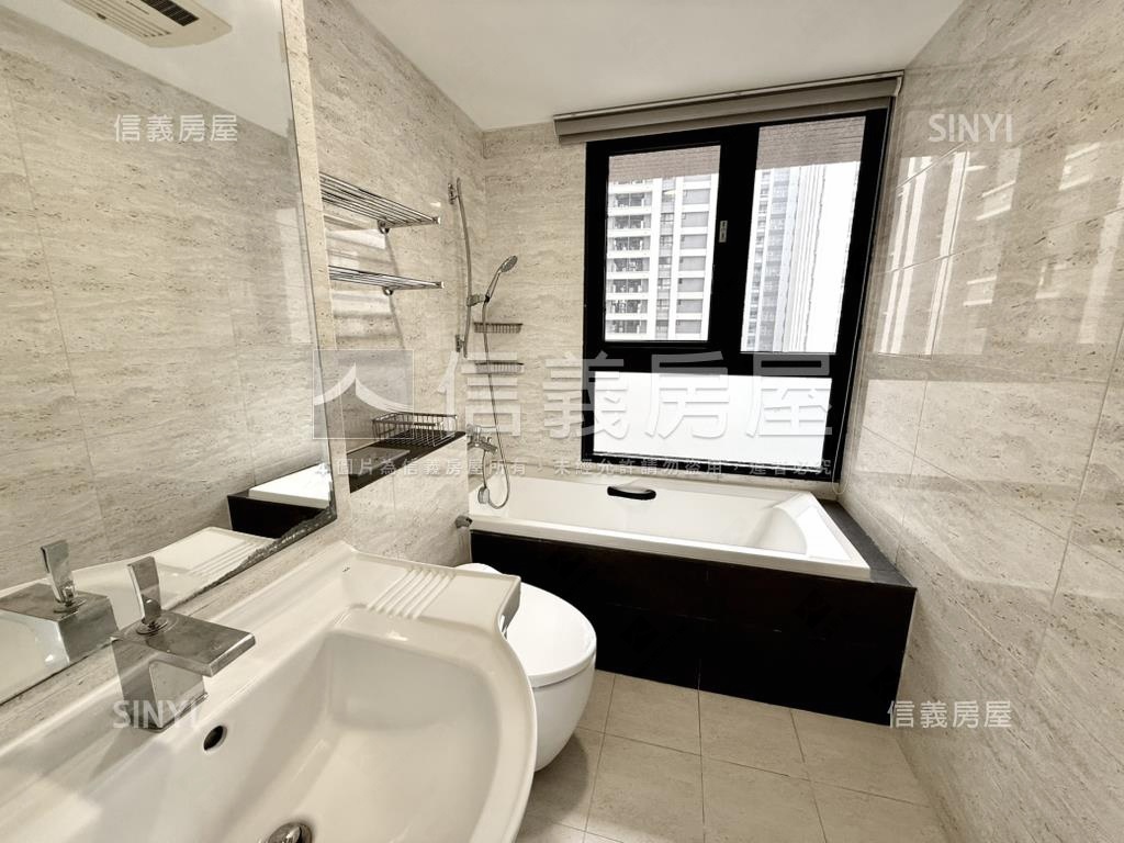 美麗的新悅城三房平車房屋室內格局與周邊環境