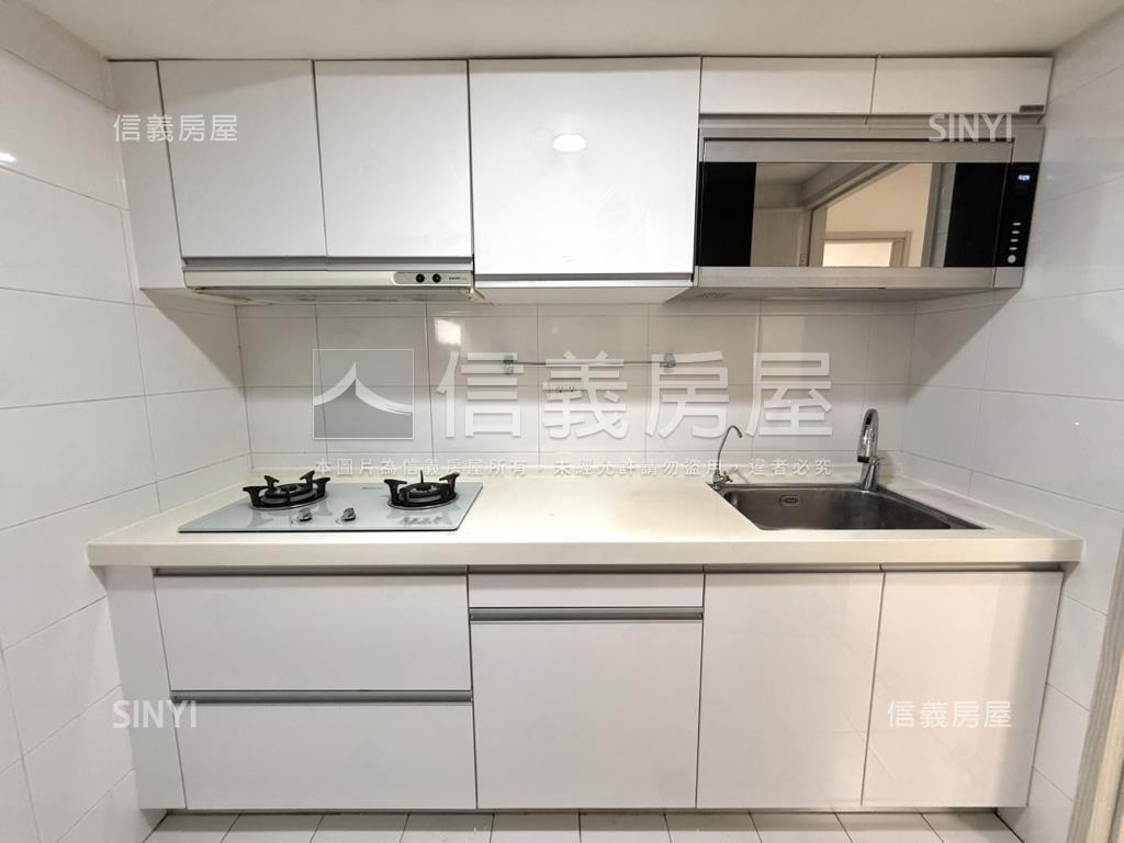 美麗的新悅城三房平車房屋室內格局與周邊環境