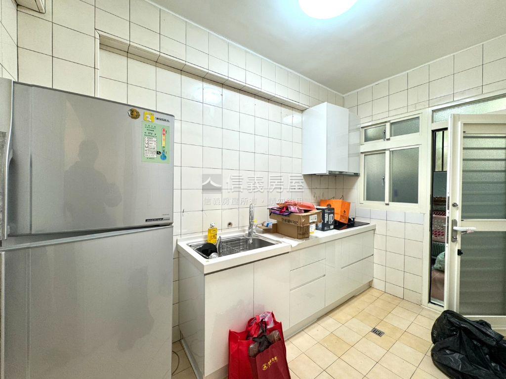 邊間新裝潢三房一樓房屋室內格局與周邊環境