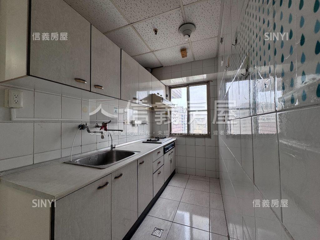 城市經典美麗視野２房車位房屋室內格局與周邊環境