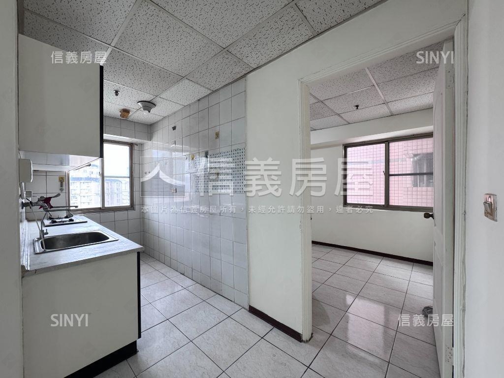 城市經典美麗視野２房車位房屋室內格局與周邊環境