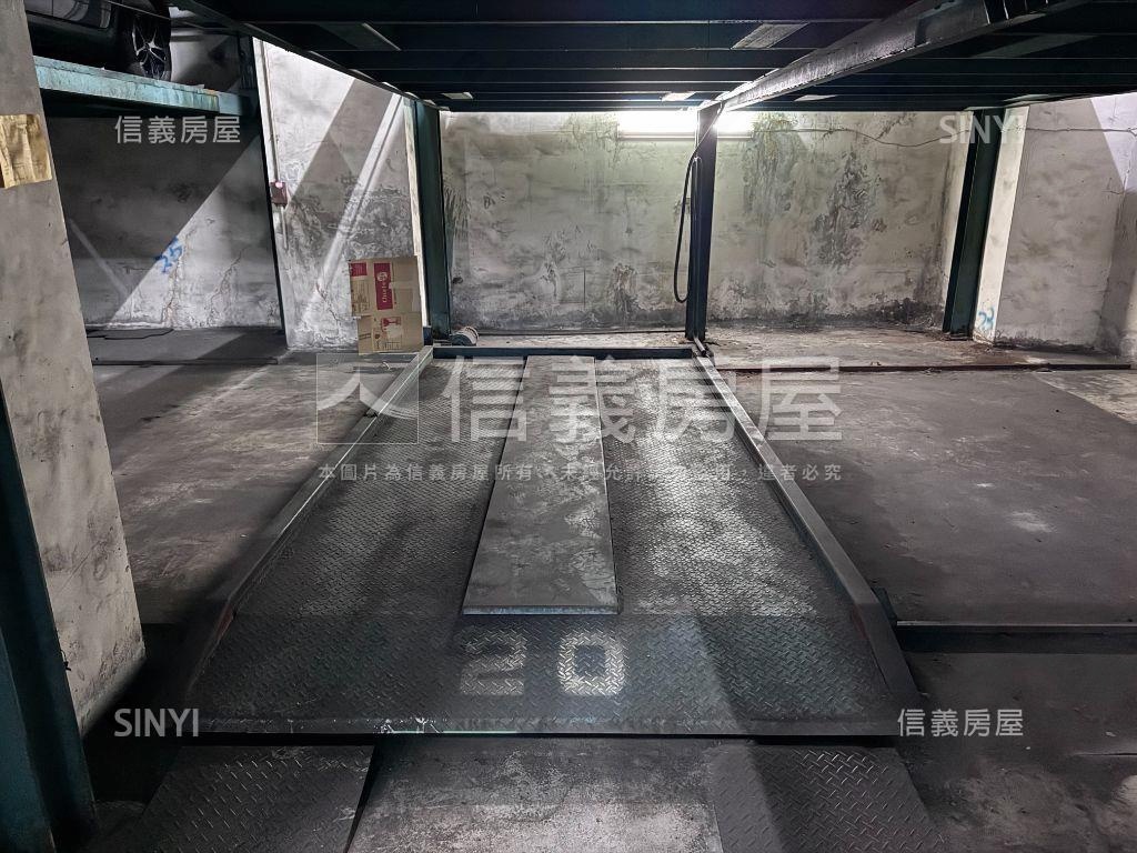 城市經典美麗視野２房車位房屋室內格局與周邊環境