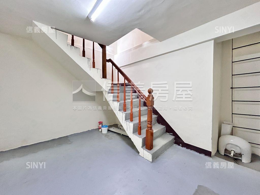 西區南區交界邊間顯眼透店房屋室內格局與周邊環境
