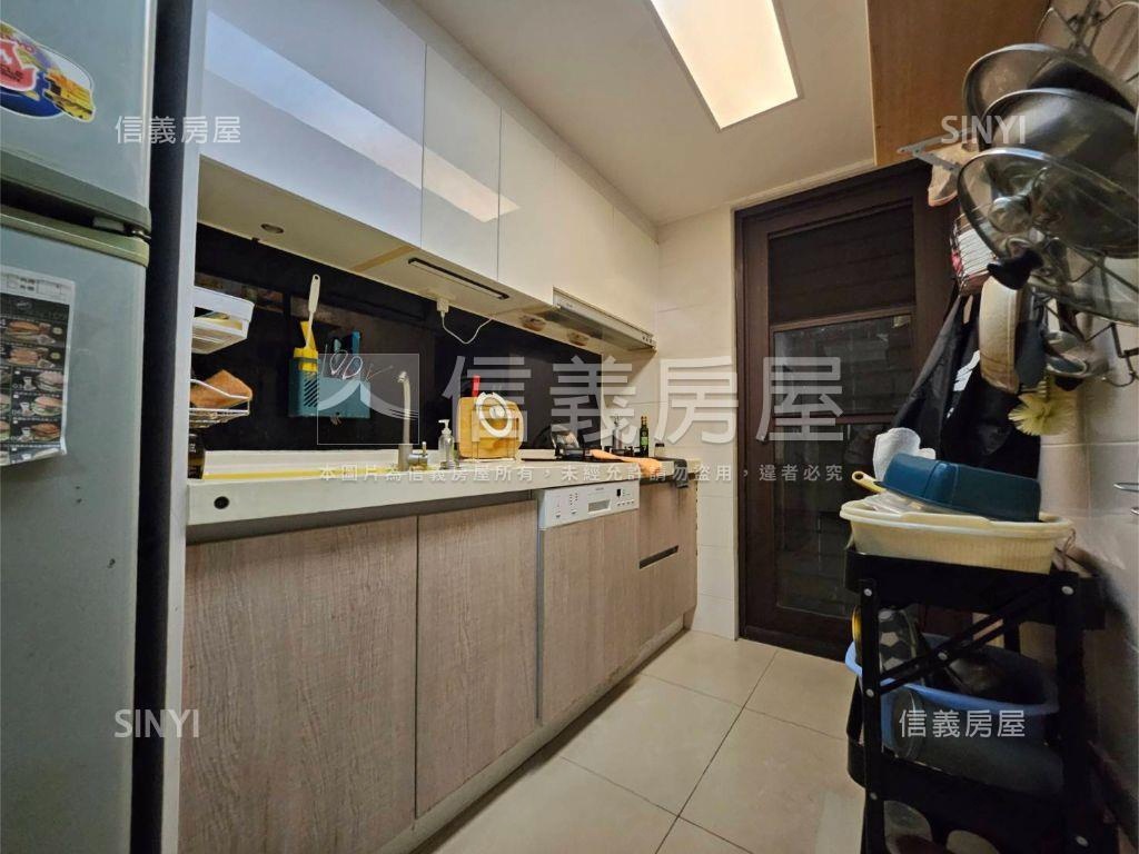 ✨中興商圈✨美三房車位房屋室內格局與周邊環境