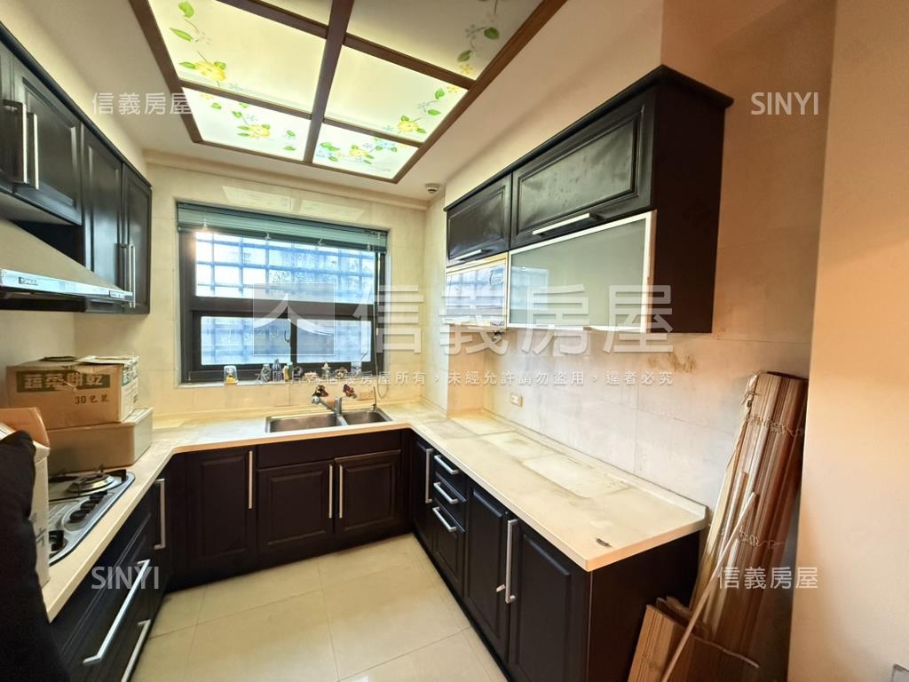 近巨城社區型透天房屋室內格局與周邊環境