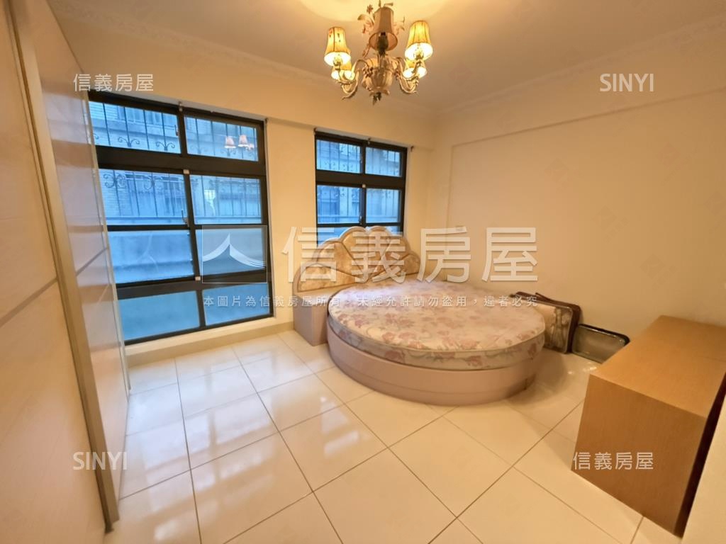 近巨城社區型透天房屋室內格局與周邊環境