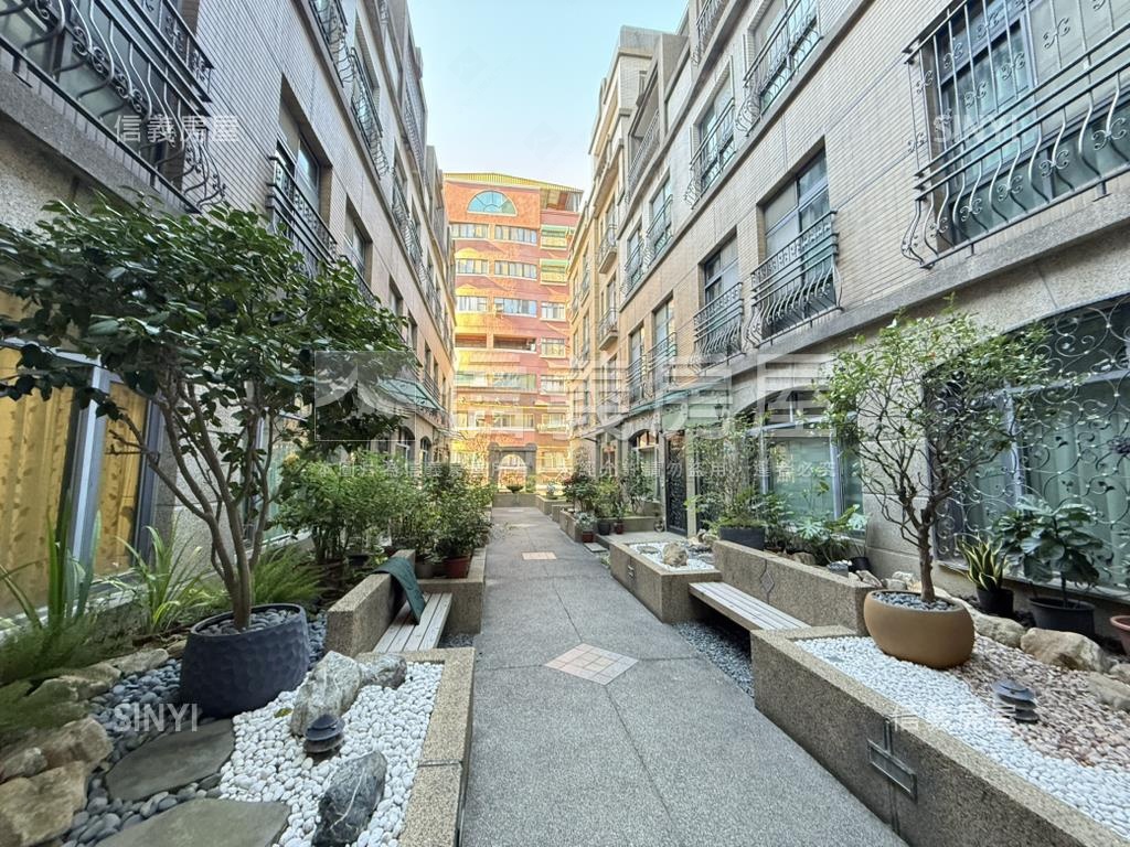 近巨城社區型透天房屋室內格局與周邊環境