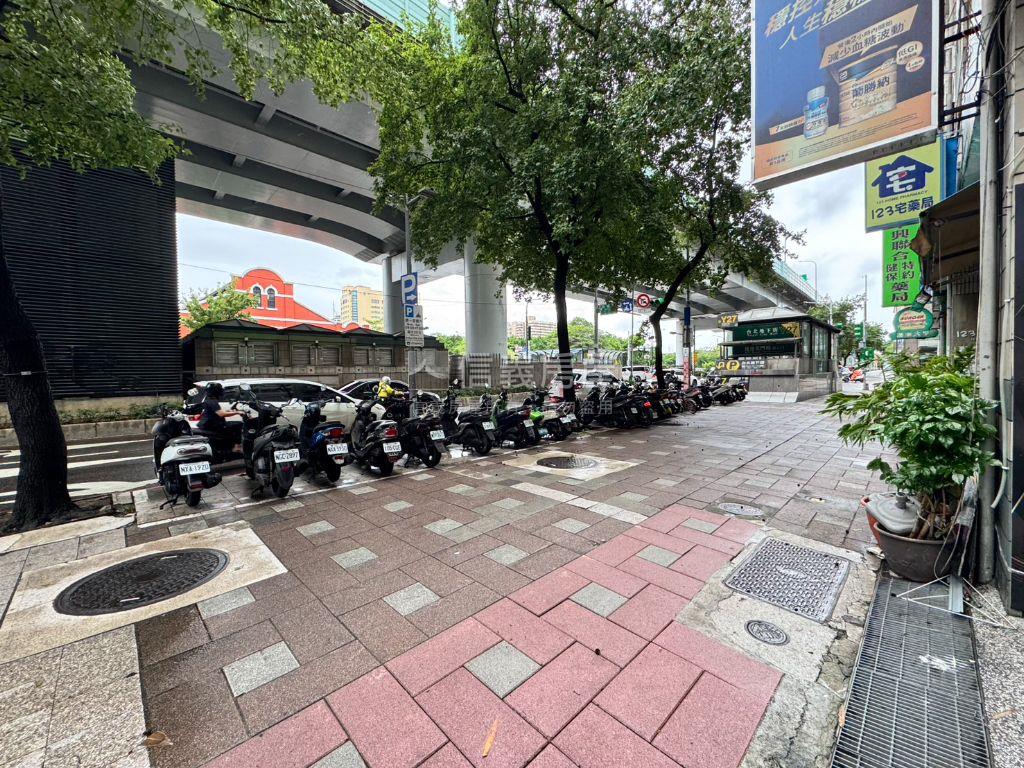 ＡＡ北車站百坪黃金店面房屋室內格局與周邊環境