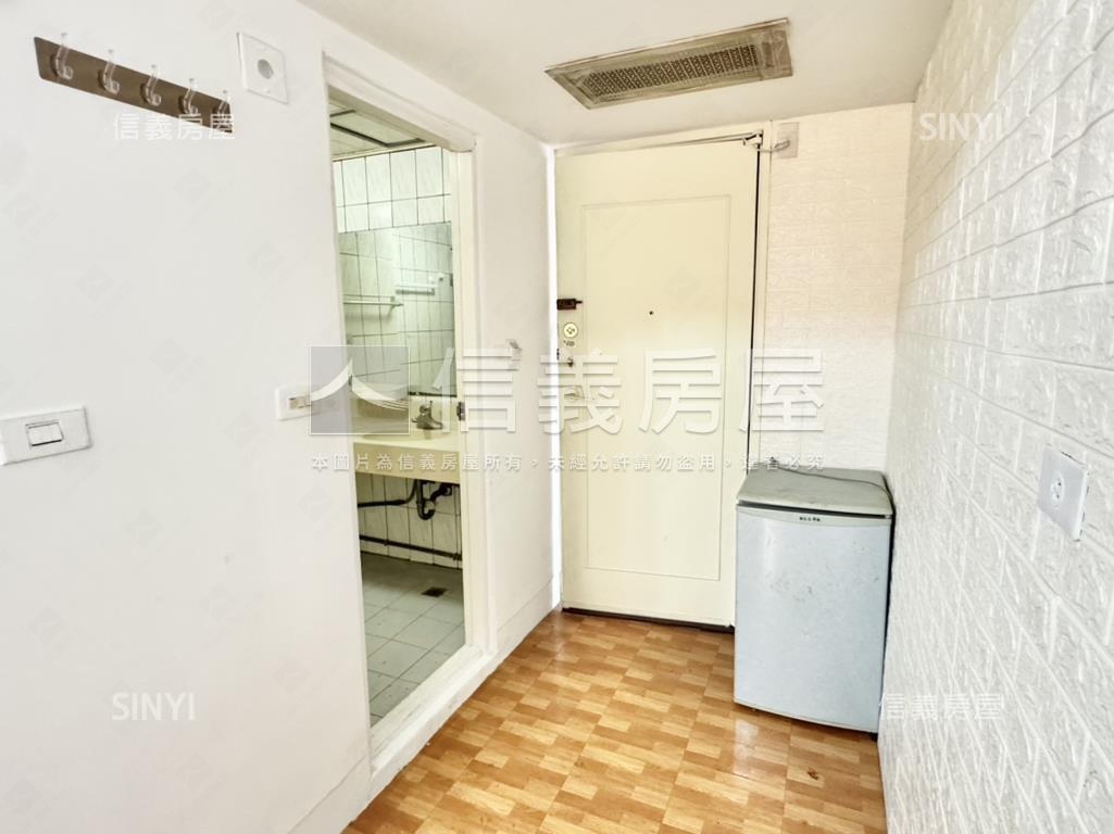 近文心森林捷運站電梯套房房屋室內格局與周邊環境