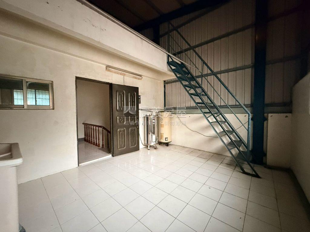 崇善十五街有車庫透天房屋室內格局與周邊環境