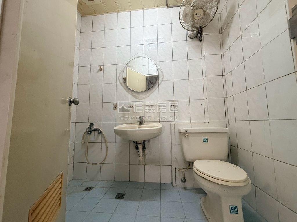 崇善十五街有車庫透天房屋室內格局與周邊環境