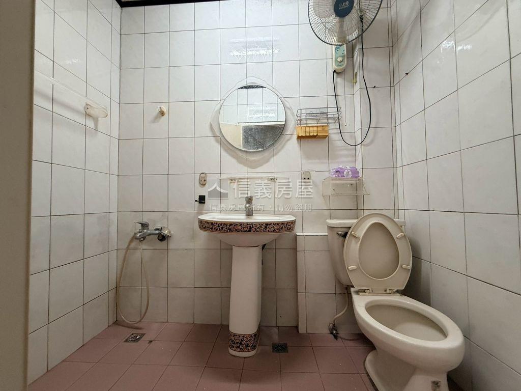 崇善十五街有車庫透天房屋室內格局與周邊環境