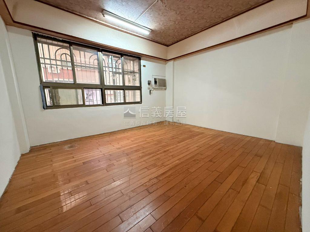 崇善十五街有車庫透天房屋室內格局與周邊環境