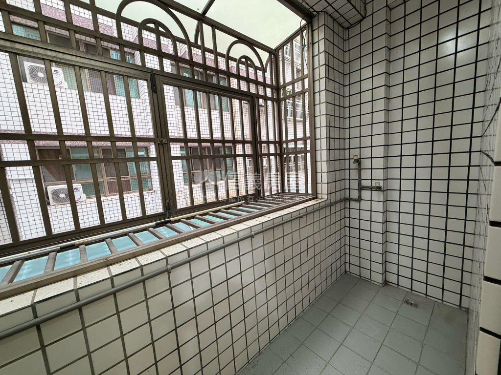 崇善十五街有車庫透天房屋室內格局與周邊環境