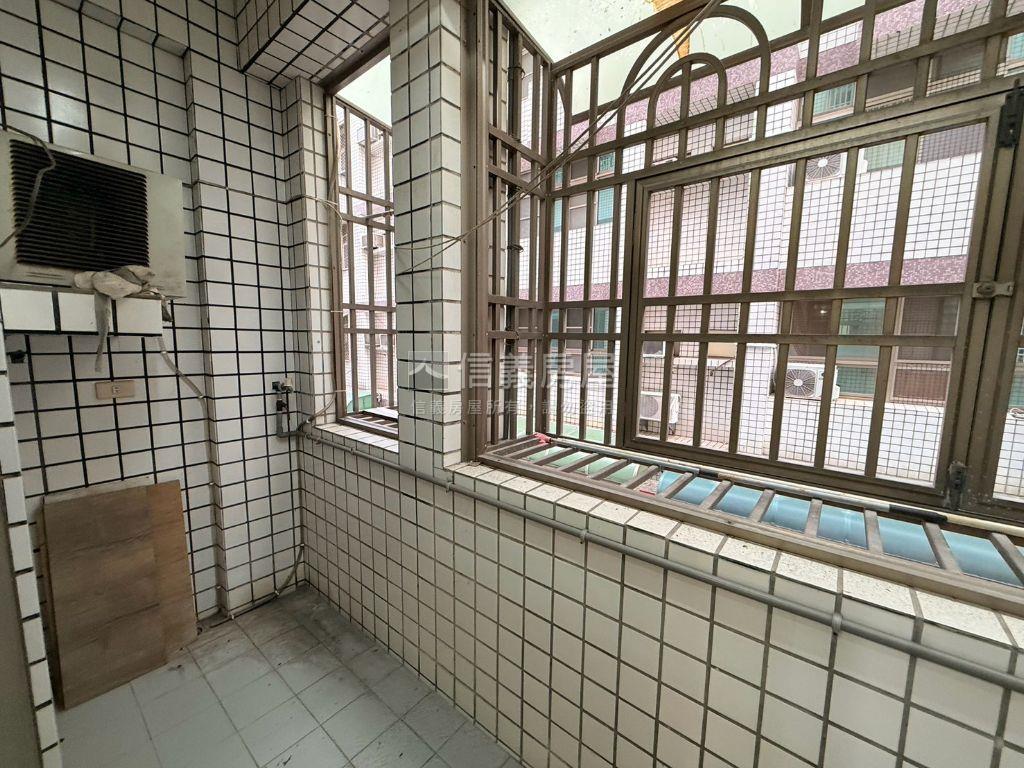 崇善十五街有車庫透天房屋室內格局與周邊環境