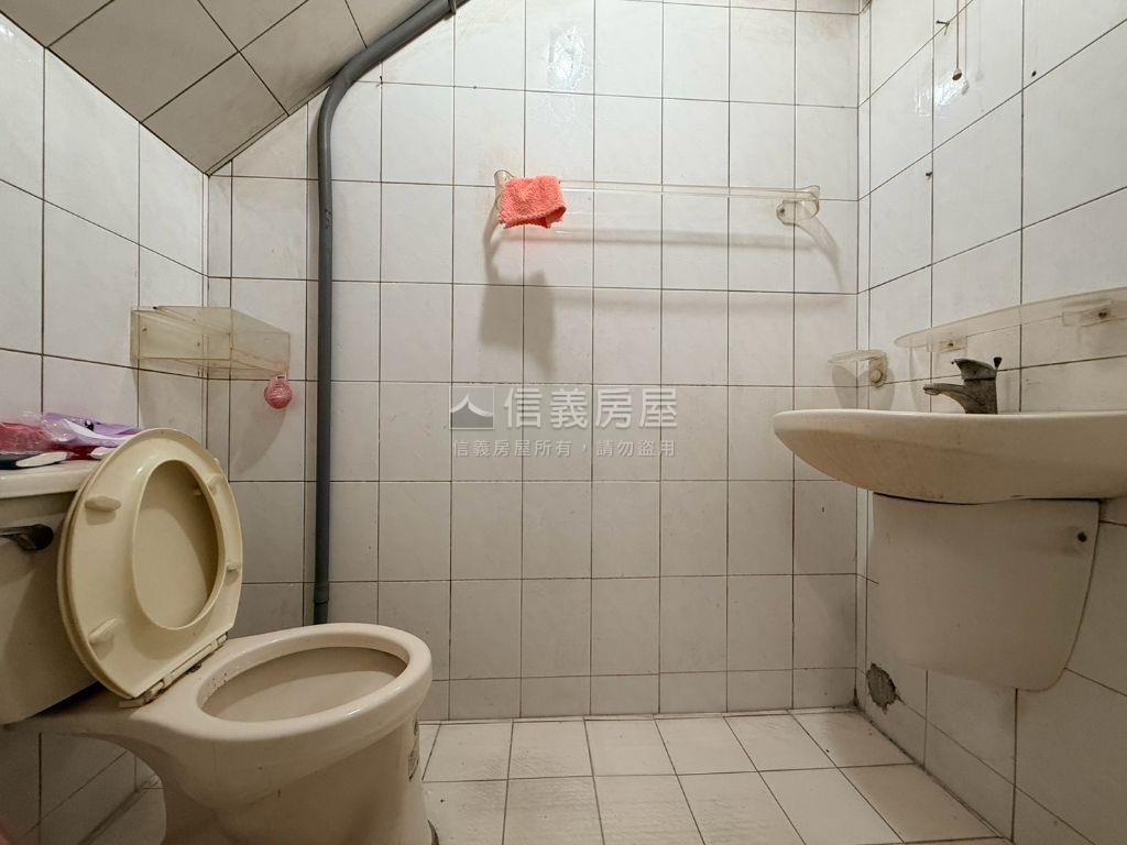 崇善十五街有車庫透天房屋室內格局與周邊環境