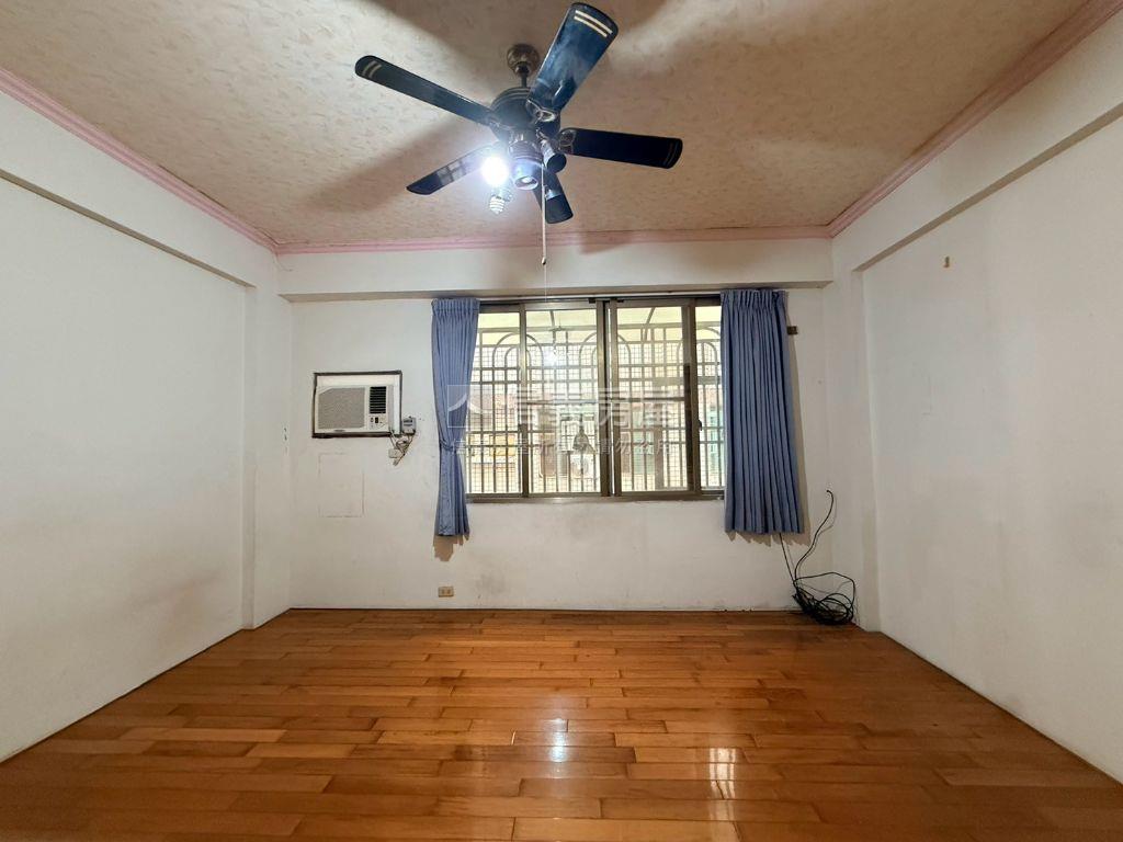 崇善十五街有車庫透天房屋室內格局與周邊環境