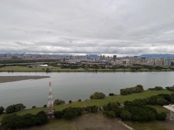 台北菠爾正面河景坡平車位