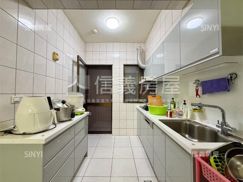 松緣。近四號公園三房車位房屋室內格局與周邊環境