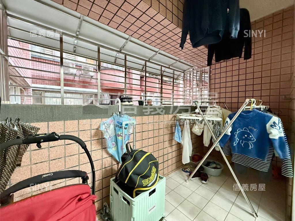 松緣。近四號公園三房車位房屋室內格局與周邊環境