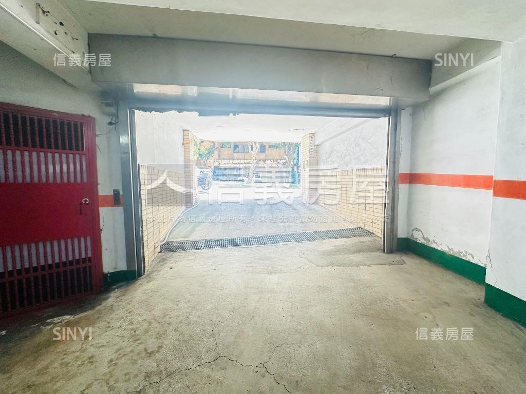 七段名仕園稀有坡平雙車位房屋室內格局與周邊環境