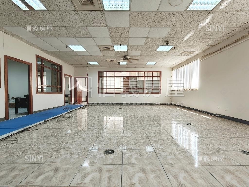 高雄港企業廣場車位辦公室房屋室內格局與周邊環境