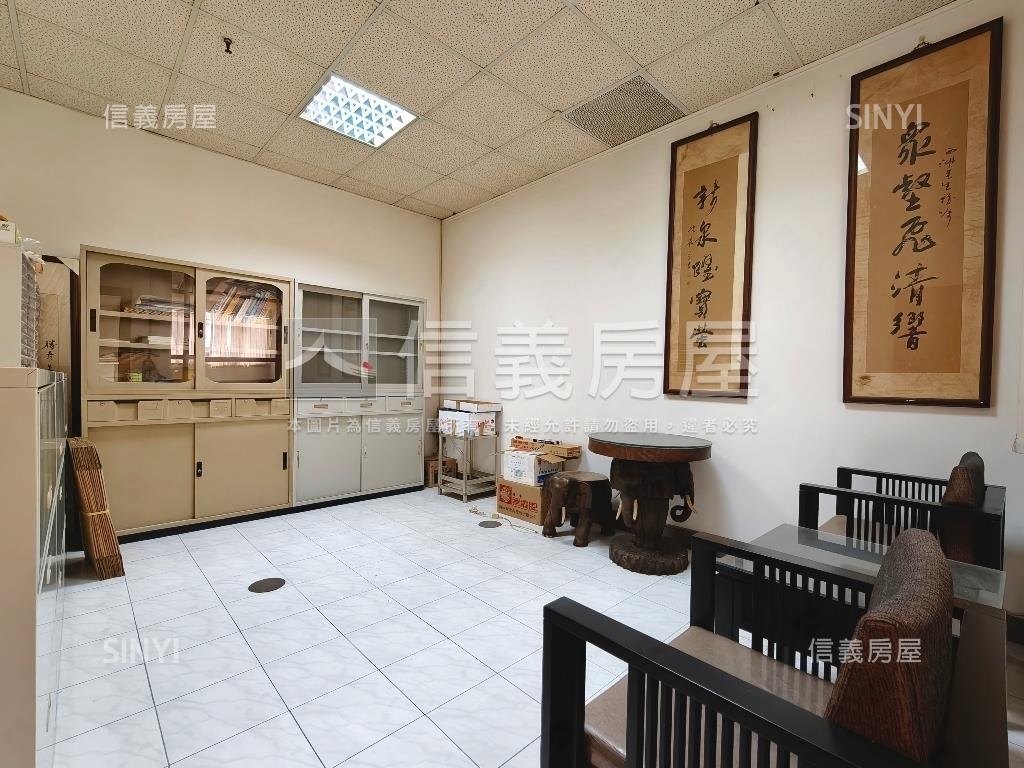 高雄港企業廣場車位辦公室房屋室內格局與周邊環境