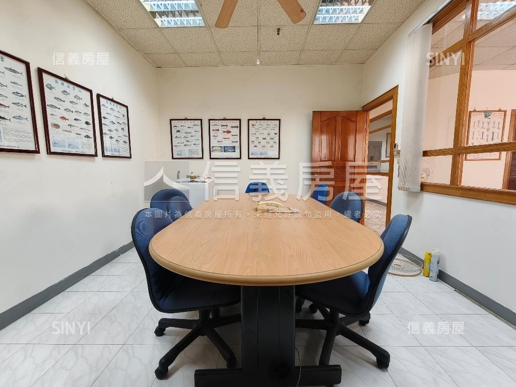 高雄港企業廣場車位辦公室房屋室內格局與周邊環境