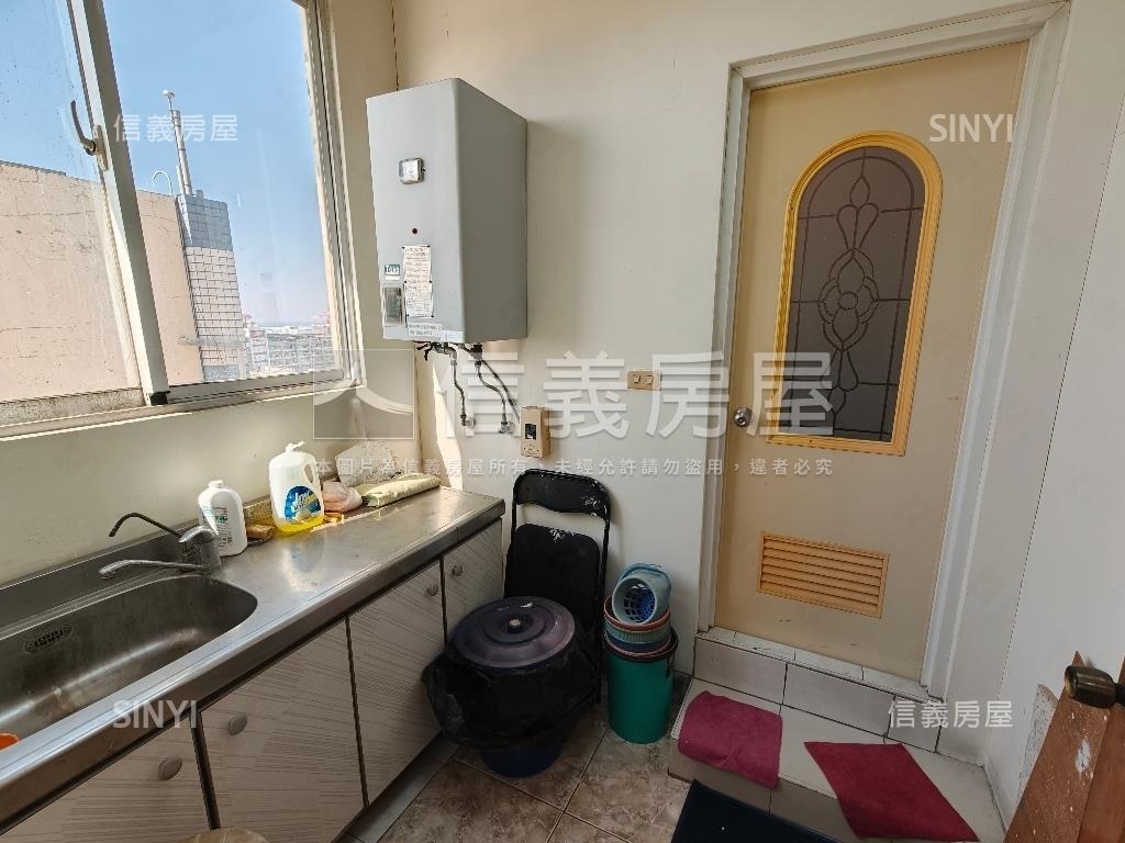 高雄港企業廣場車位辦公室房屋室內格局與周邊環境