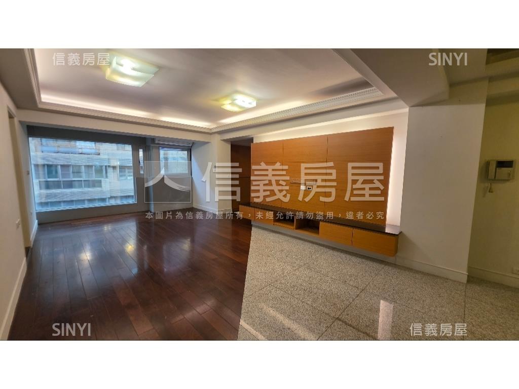 天東華廈坡平車位房屋室內格局與周邊環境