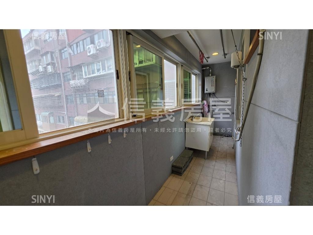 天東華廈坡平車位房屋室內格局與周邊環境