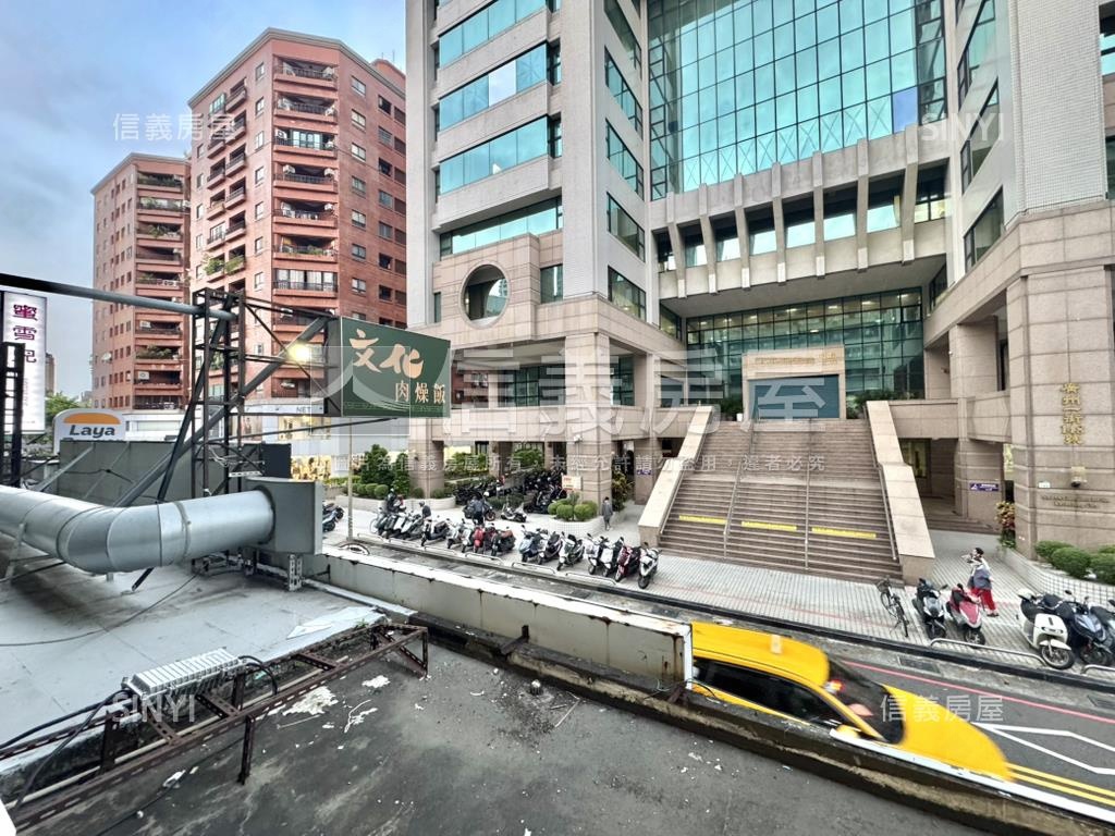 文化中心人來人往翻新店住房屋室內格局與周邊環境