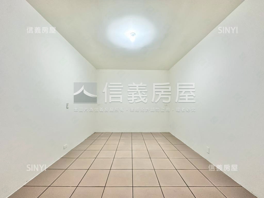 中正路邊間一樓停車方便房屋室內格局與周邊環境