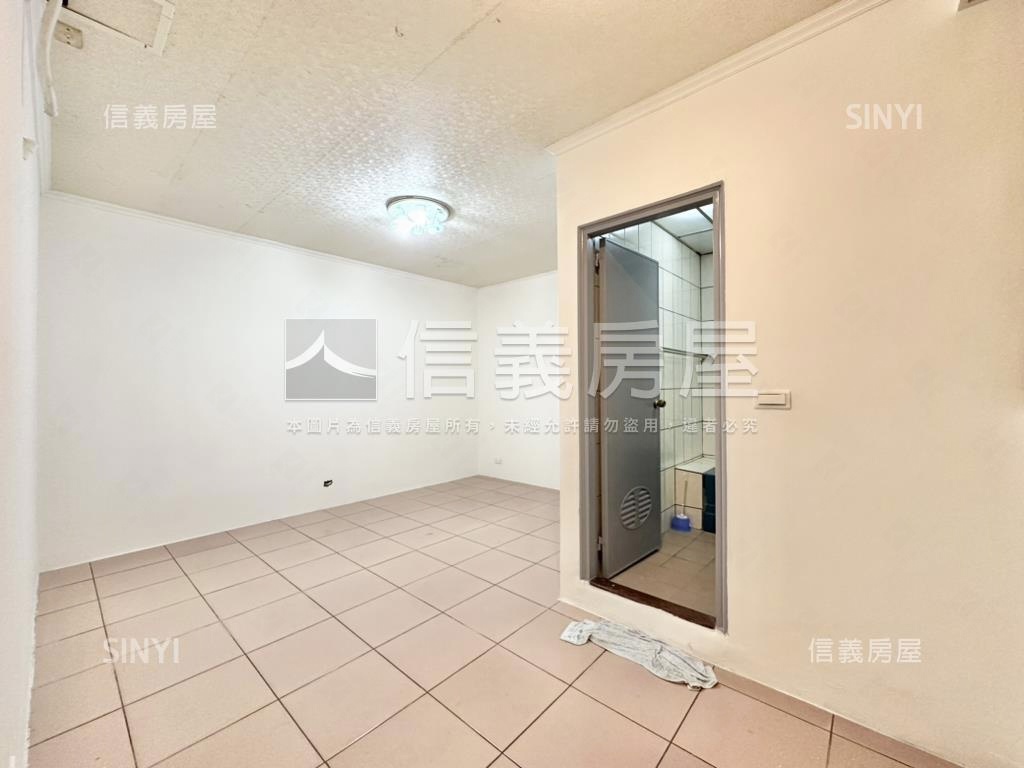 中正路邊間一樓停車方便房屋室內格局與周邊環境
