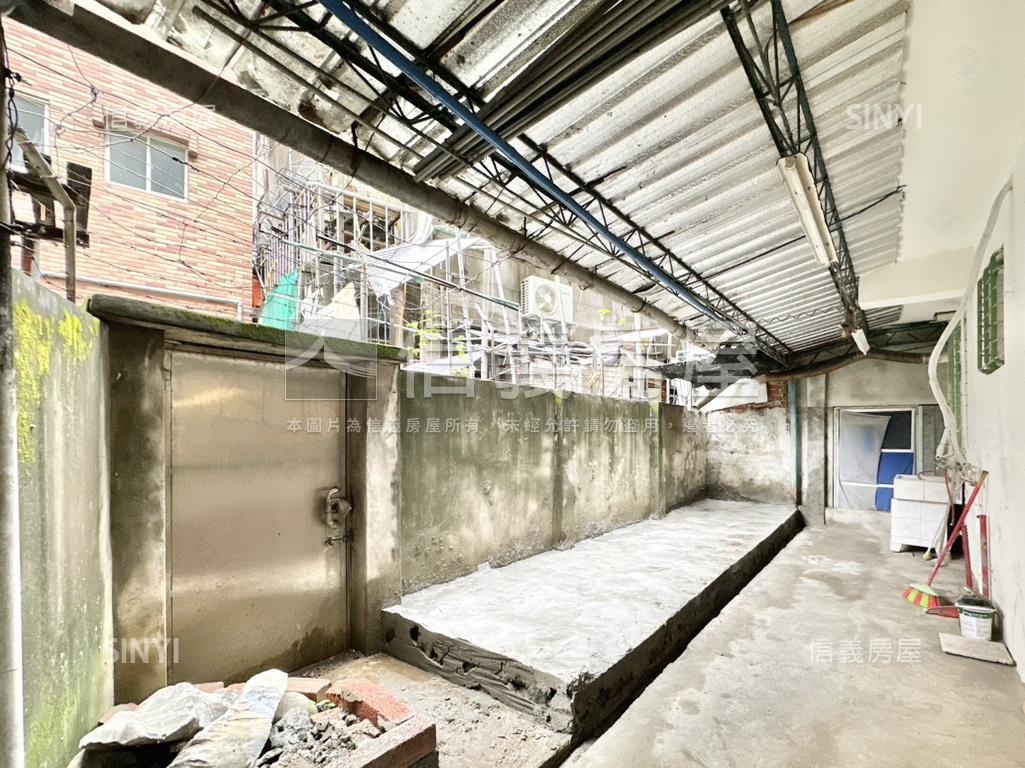 中正路邊間一樓停車方便房屋室內格局與周邊環境