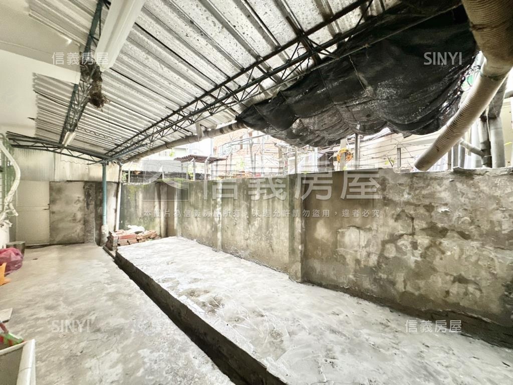 中正路邊間一樓停車方便房屋室內格局與周邊環境
