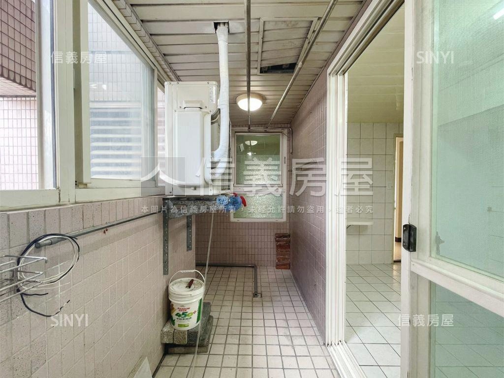 捷運後棟高樓景觀四房車位房屋室內格局與周邊環境