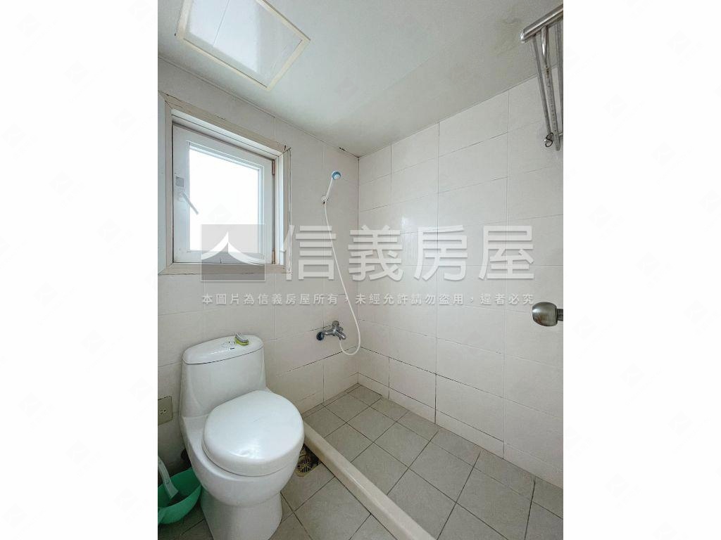 捷運後棟高樓景觀四房車位房屋室內格局與周邊環境