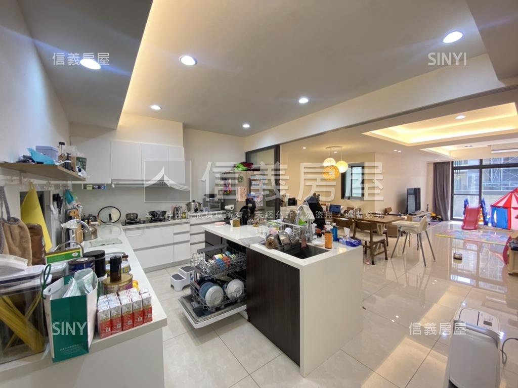 大面寬百坪電梯透天房屋室內格局與周邊環境