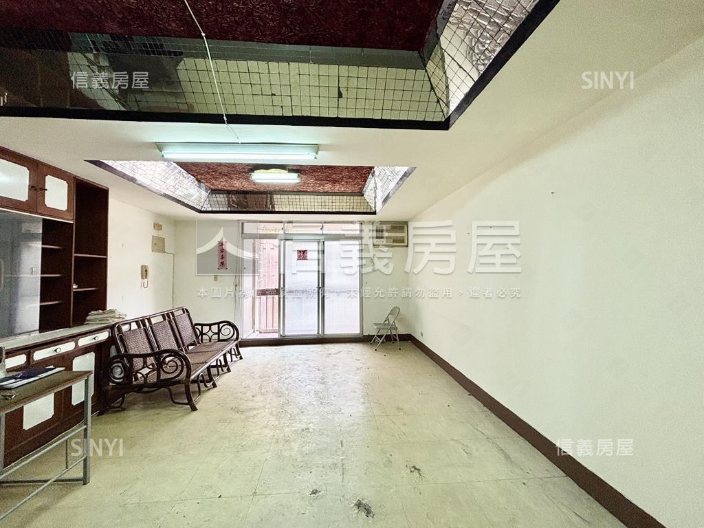 鳳山行政中心旁採光公寓房屋室內格局與周邊環境