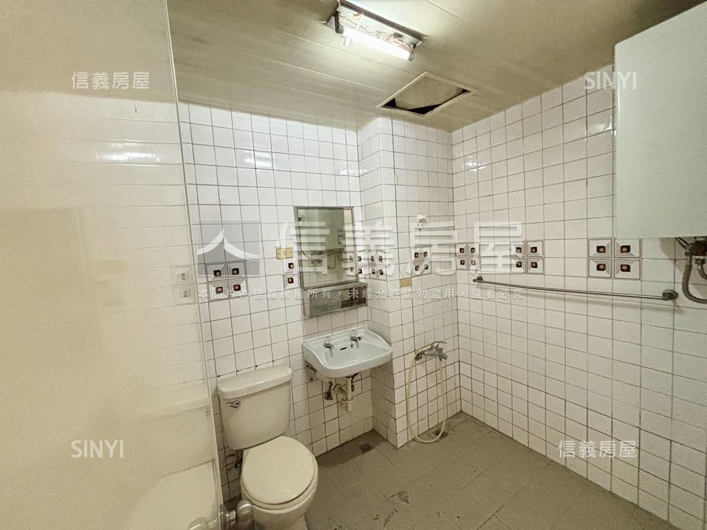鳳山行政中心旁採光公寓房屋室內格局與周邊環境
