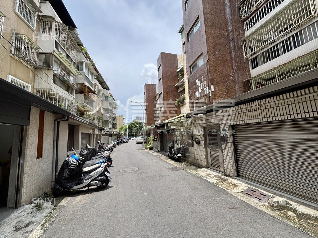 鳳山行政中心旁採光公寓房屋室內格局與周邊環境