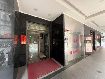 西門家樂福角窗店面