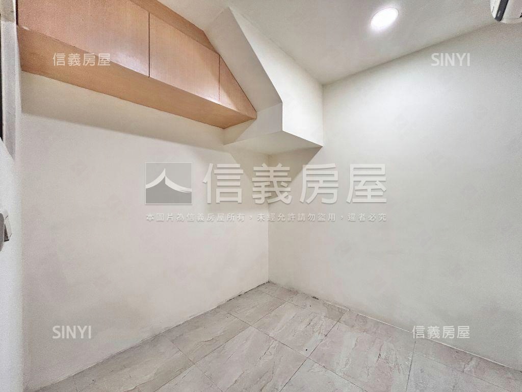 近ＳＯＧＯ面寬５米８透天房屋室內格局與周邊環境