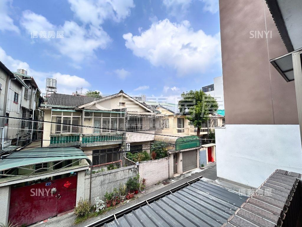 近ＳＯＧＯ面寬５米８透天房屋室內格局與周邊環境