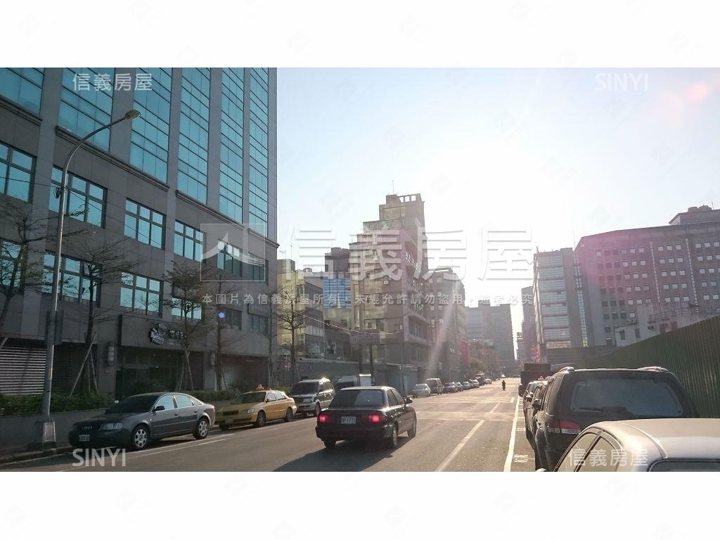 獨立產權｜坡道平面車位房屋室內格局與周邊環境