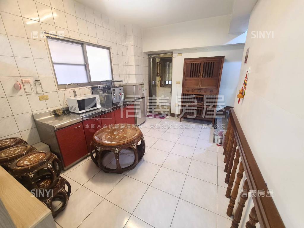 河堤商圈正三樓金店附車位房屋室內格局與周邊環境