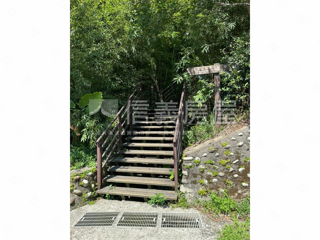 陽明山３５６８坪平坦土地房屋室內格局與周邊環境